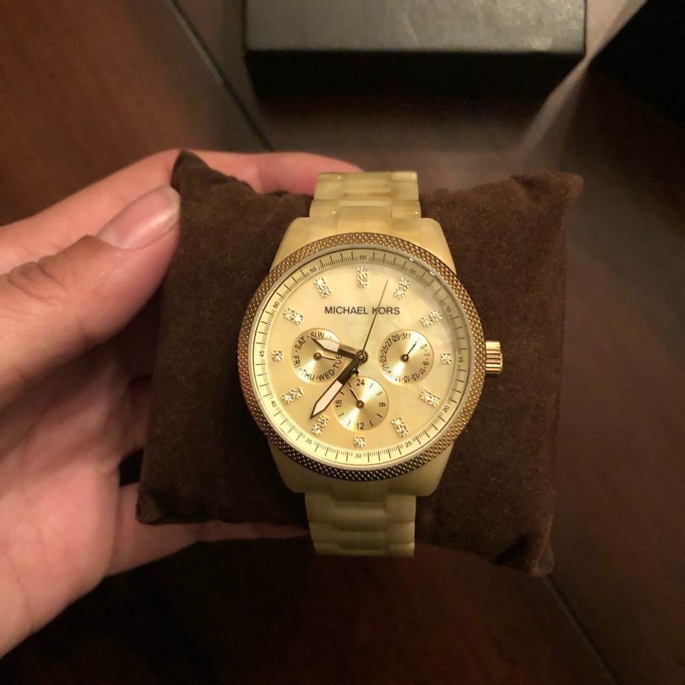 EUC Michael Kors Watch gold detail